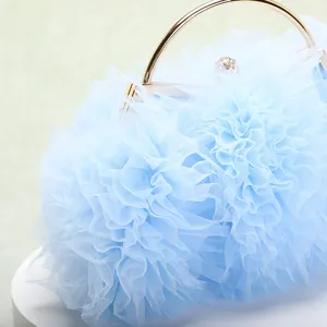 Dettaglio pochette in tulle azzurro a balze con chiusura a gioiello e manico dorato