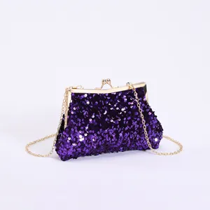 Elegante lila Pailletten-Abendtasche mit goldenem Vintage-Verschluss und Kettengurt