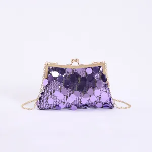 Detailansicht einer luxuriösen lila Pailletten-Abendtasche mit eleganter Goldkette.
