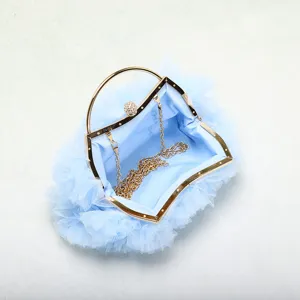 Vista dettagliata della borsa da sera in tulle celeste arricciato con catena dorata