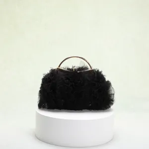 Elegante pochette da sera in tulle nero a balze con manico dorato su piedistallo