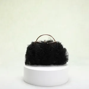 Elegante pochette da sera in tulle nero con manico in metallo dorato su piedistallo