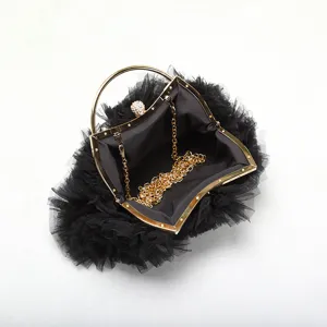 Dettaglio interno della borsa da sera in tulle nero con catena metallica dorata