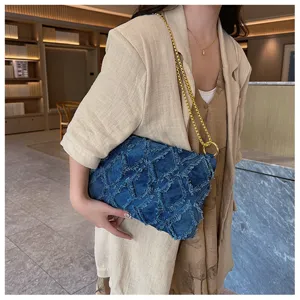Modische blaue Denim Stepptasche für Damen mit Gold Kette Schultertasche lässig.