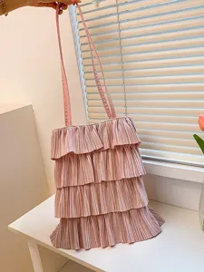 Elegante rosa plissierte Tragetasche mit femininem Volant-Design und schmalen Trägern