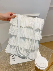Elegante weiße Plissee-Tragetasche mit gestuftem Rüschendesign für frischen Stil