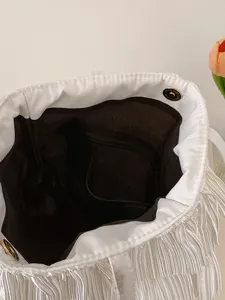Weiße Tragetasche mit gestuften Falten, dunklem Innenfutter und Magnetverschluss.