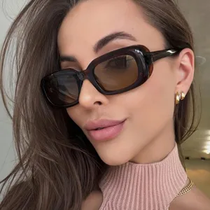 Occhiali da Sole Quadrati Retro per Donna Uomo Vintage Rettangolari Montatura Spessa Occhiali Lusso Protezione Laterale Larga UV400 per Viaggio Fotografia
