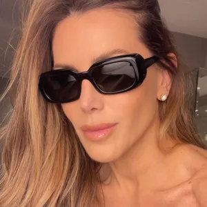 Dettaglio ravvicinato di una modella che indossa occhiali da sole squadrati retrò neri