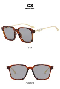 Detailansicht der eckigen Damen-Sonnebrille in Schildpattoptik mit Perlenakzenten.
