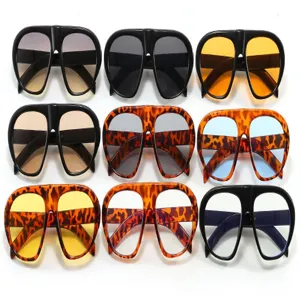 Occhiali da sole aviatore alla moda con una montatura spessa e lenti colorate.