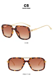 Vues détaillées des lunettes de soleil carrées vintage à double pont et monture écaille.