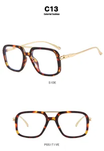 Vue détaillée des lunettes de soleil carrées en écaille avec double pont doré.
