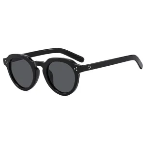 Gafas de sol negras redondas irregulares retro con remaches metálicos decorativos