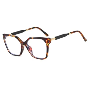 Oversized cat-eye tortoiseshell frames with retro chic fashion design