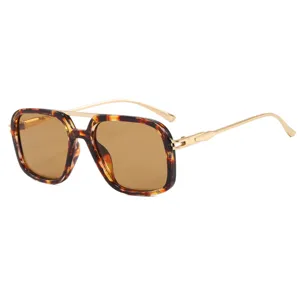 Lunettes de soleil vintage carrées à double pont avec motif écaille et verres bruns.