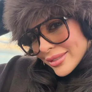 Primer plano de gafas de sol de piloto de gran tamaño para mujer con diseño de puente doble