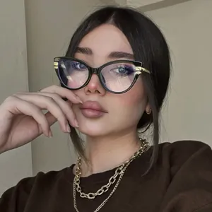 Lunettes yeux de chat chic pour femmes avec monture noire et détails en métal doré raffinés.
