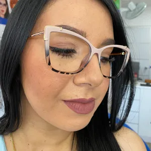 Gros plan detaille de la monture de lunettes tendance degradee cat-eye portee par modele.