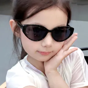 Stilvolle schwarze Katzenaugen-Sonnenbrille für Kleinkinder und junge Kinder am Modell