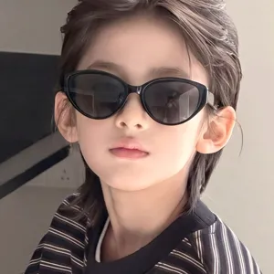 Nahaufnahme einer stylischen schwarzen Cat-Eye-Sonnenbrille für Kinder am Modell