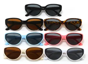 Kinder Sonnenbrille im Katzenaugen Design in verschiedenen modischen Farben.