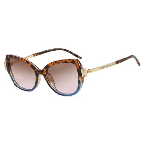 Occhiali da sole cat-eye da donna con montatura leopardata blu e aste dorate con strass