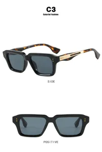 Vistas detalladas de gafas de sol cuadradas retro con detalles de remaches y patillas de carey.
