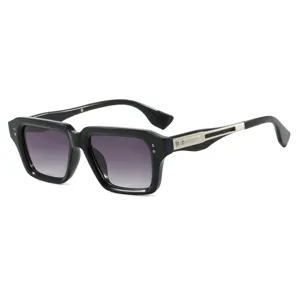 Gafas de sol cuadradas retro para hombre con detalles de remaches