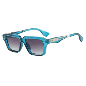 Gafas de sol vintage cuadradas con montura azul transparente y lentes grises degradadas