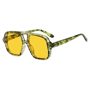 Lunettes de soleil carrées rétro pour femmes avec monture écaille verte et verres jaunes vifs.