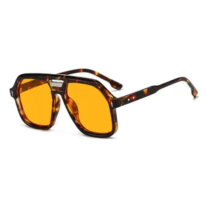 Oversized pilot sunglasses with tortoiseshell acetate frame and stylish arrow rivets.
