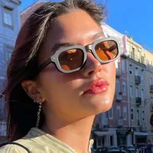 Lunettes de soleil rétro monture carrée avec rivets en riz et verres teintés marron