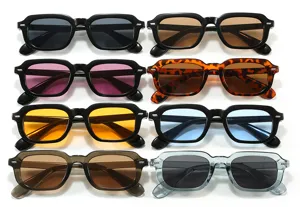 Assortiment de petites lunettes de soleil rétro carrées avec détails cloutés en huit coloris