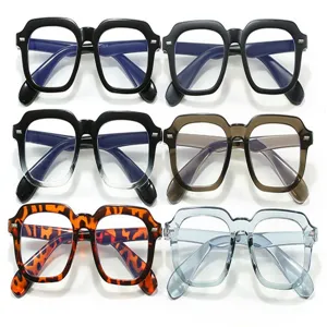 Collection de six lunettes de soleil carrées élégantes en plusieurs couleurs et motifs.