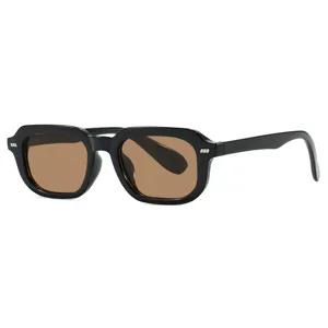 Lunettes de soleil rétro rectangulaires noires avec verres bruns et rivets argentés