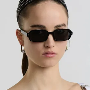 Primer plano de gafas de sol rectangulares negras con detalles de estrellas en modelo