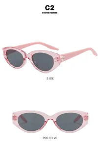 Kinder Sonnenbrille im rosa Cat-Eye Design mit dunklen Gläsern und Nieten-Details.
