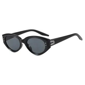 Trendige schwarze Katzenaugen-Sonnenbrille für Kinder mit UV-Schutz und Nieten