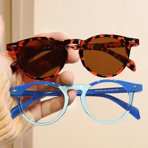 Détail macro de montures de lunettes rondes rétro avec rivets élégants et deux couleurs