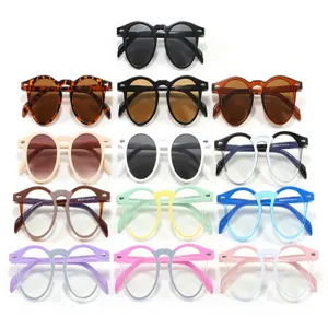 Variété de montures de lunettes rondes vintage avec accents de clous en plusieurs couleurs.