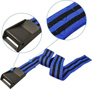 Nahaufnahme der BFR-Trainingsbandschnalle und blau gestreiften elastischen Textur