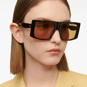 Nahaufnahme der übergroßen quadratischen Schildpatt-Sonnenbrille an einem Modemodel