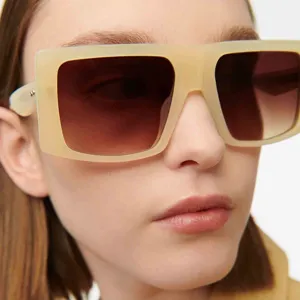 Detailansicht einer stylischen beigen quadratischen Übergroße-Sonnenbrille mit Gläsern