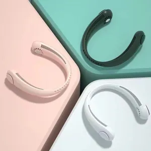 Detailansicht tragbarer blattloser Halsventilatoren in den Farben Pink, Grün und Weiß