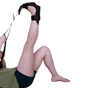 Aktionsfoto mit Yoga-Dehnungsgurt zur Rehabilitation von Beinbändern