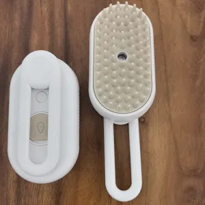 Primer plano de cepillo de masaje para mascotas con cerdas de silicona sobre madera.