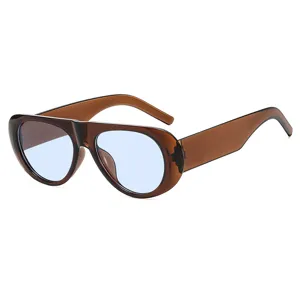 Elegante retro zonnebril met bruin montuur en lichtblauwe glazen, UV-bescherming