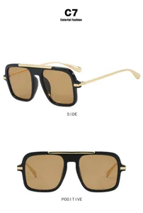 Eleganti occhiali da sole quadrati da donna con montatura nera e dettagli dorati.