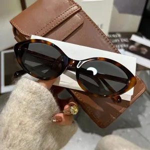 Nahaufnahme einer Retro-Cat-Eye-Sonnenbrille mit Schildpatt-Rahmen und dunklen Gläsern